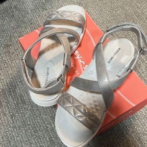 NIB easy spirit silver sandals